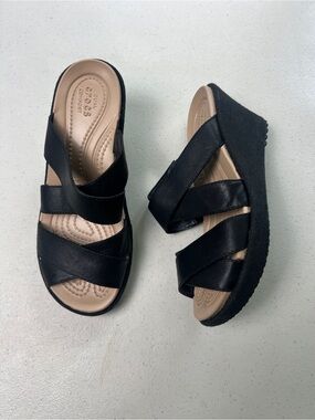 crocs Women's A Leigh Crisscross Wedge Sandal Size 6